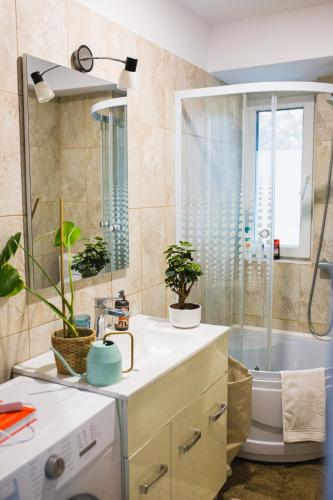 cabină de duș, Ultra Central Minimal and Cozy Apartment in Centru oraș