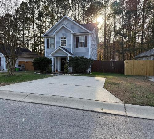 Entire home in RTP near Duke with fenced backyard in Durham, USA