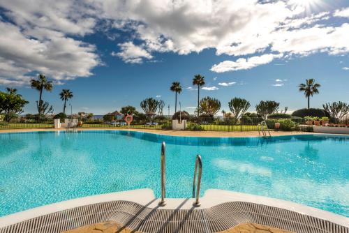 مسبح, Afrodite Apartment - Frontline Beach in Playa del Sol Villacana