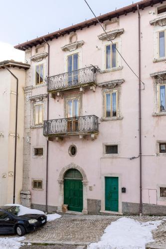 2 bedrooms, 5 beds