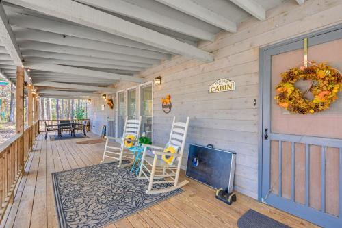 Secluded Hamilton Cabin Retreat w/ Private Lake! in Hamilton (GA)