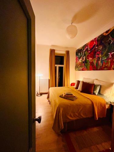 Green balcony & king size bed, Prague (photo 3)
