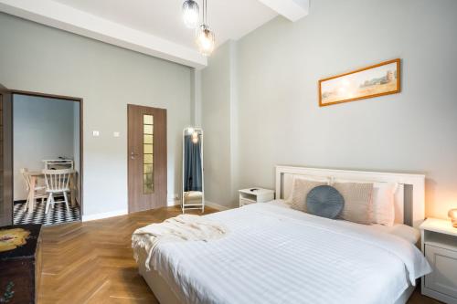 Chic Studio Near Bucharest's Top Landmarks - Tap to explore photos