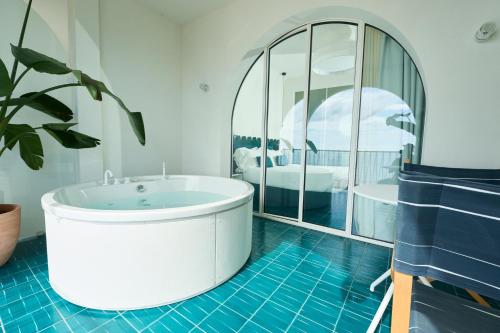 room detail thumbnail 2