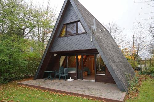 Zeltdachhaus mit Parkplatz vor der Haustür in Damp, Deutschland