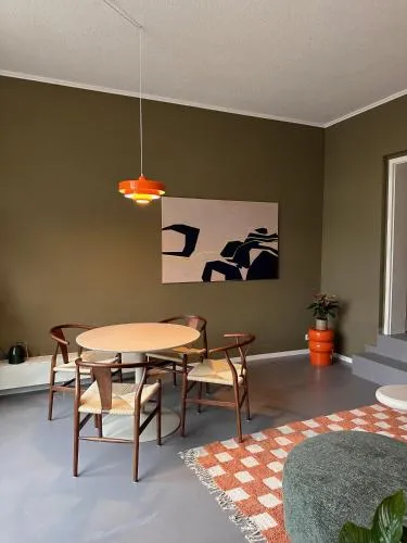 Zentrales Studio in ehemaligem Ladengeschäft mit Parkplatz in Leipzig in Leipzig, Deutschland