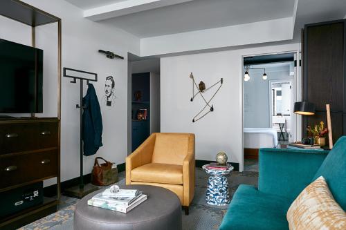 Gallery King Suite image 4