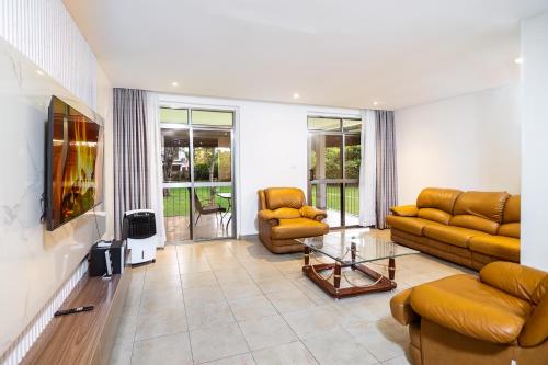 Shared lounge/TV area, Harry's Kisumu Oasis in Kisumu
