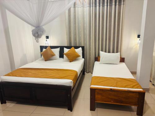 Triple Room with Balcony image 4
