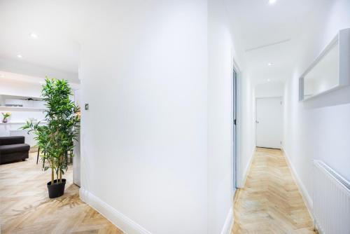 West Kensington 2BR Steps to Tube Sleeps 7 - image 6