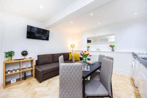 West Kensington 2BR Steps to Tube Sleeps 7, Londres (foto 6)