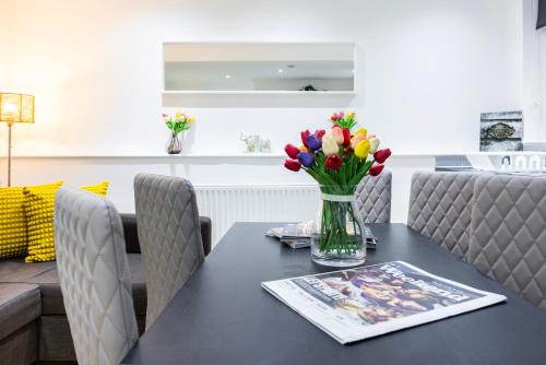 West Kensington 2BR Steps to Tube Sleeps 7, Londres (foto 10)