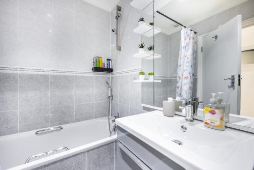 West Kensington 2BR Steps to Tube Sleeps 7 - image 12