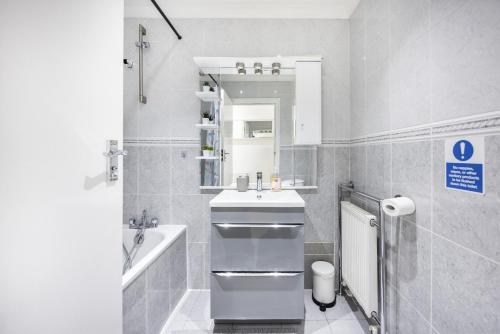 West Kensington 2BR Steps to Tube Sleeps 7 - image 11