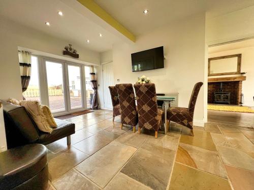 Berwick - Norham - 3 Bedrooms 2 Bathrooms - Stunning Walks and Views - Dog Friendly - Balcony - Log Fire - Private Garden - Off Street Parking - Quiet Rural Location - Fast Wifi, Berwick-upon-Tweed (zdjęcie 5)