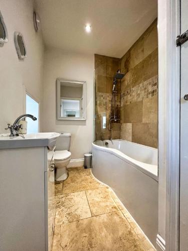 Berwick - Norham - 3 Bedrooms 2 Bathrooms - Stunning Walks and Views - Dog Friendly - Balcony - Log Fire - Private Garden - Off Street Parking - Quiet Rural Location - Fast Wifi, Berwick-upon-Tweed (zdjęcie 10)