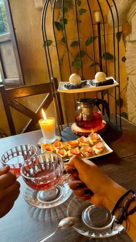The Enchanted Forest inside The Alchemist Café - Shuttle services available, Antigua Guatemala (foto 8)