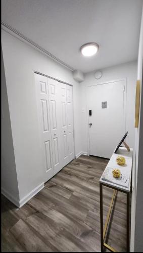 Modern 2bed 2 bath heart of Townson suite detail