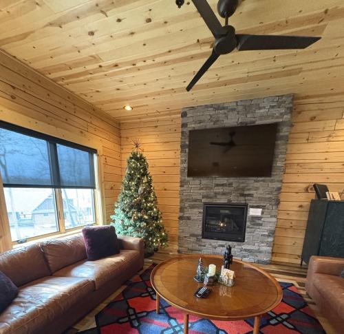 Black Diamond Lodge, McHenry
