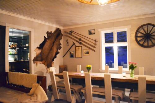 Pubi/sohvabaar, Rødseter Gjestegård (Rødseter Gjestegard) in Fjaerland