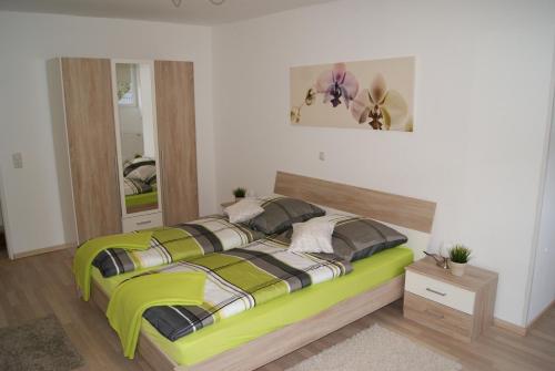 2 bedrooms, 3 beds