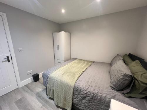 Modern 2 Bed Flat with Garden Modern 2 Bed Flat with Garden