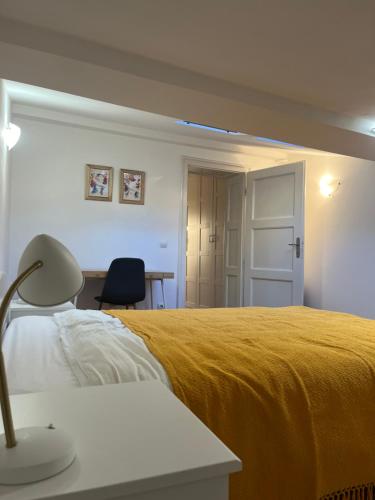 Pevac, Rooster, apartment