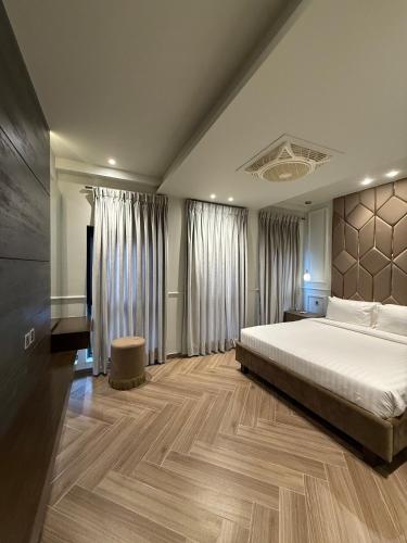 Two-Bedroom Deluxe Apartment image 5