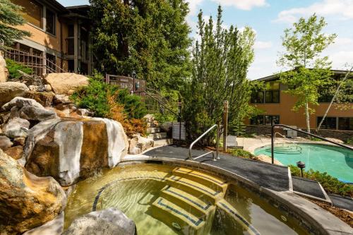 Aspenwood Studio with Loft- J12 - image 14