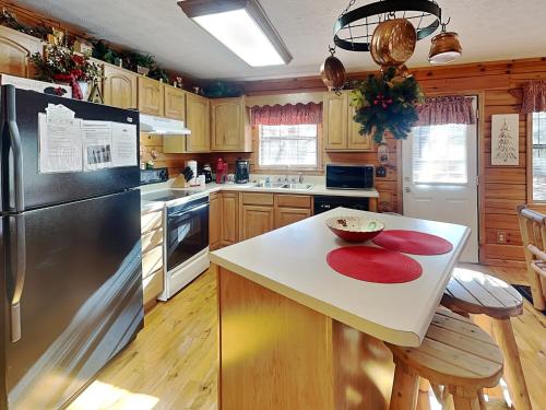 Mountain Mist 2 Bedrooms Sleeps 6 Pool Table Pet Friendly Indoor Pool - image 9