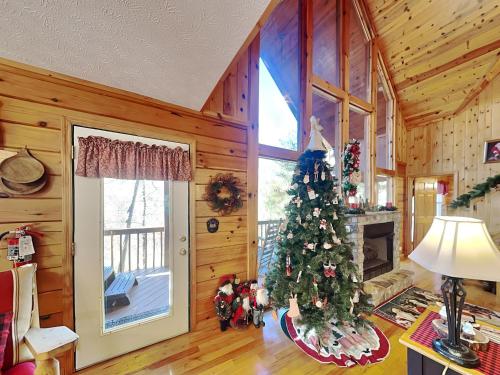 Mountain Mist 2 Bedrooms Sleeps 6 Pool Table Pet Friendly Indoor Pool - image 2