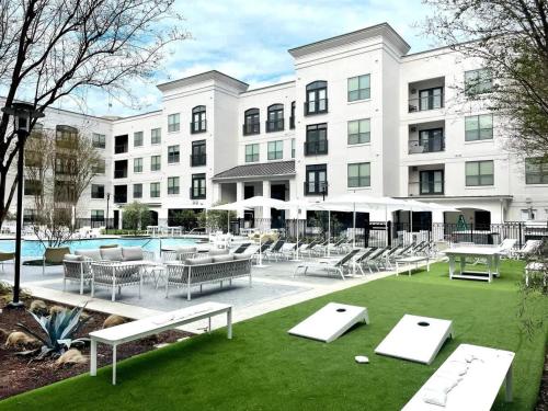 Urban 1 Bed Apt Living in Montrose 5-mins from Downtown near Bayou Bend Collection and Gardens