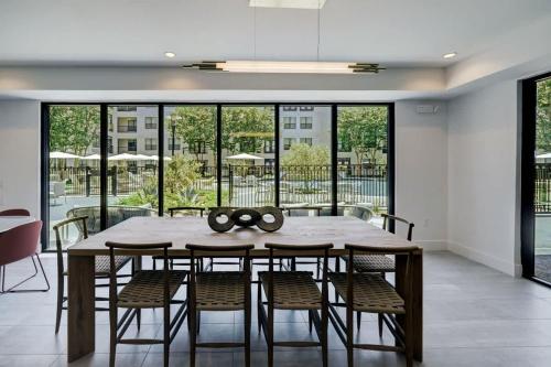 Urban 1 Bed Apt Living in Montrose 5-mins from Downtown near Bayou Bend Collection and Gardens