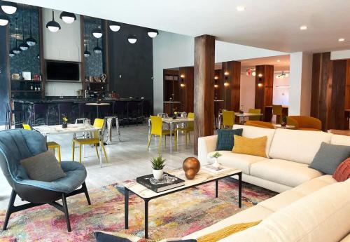 Urban 1 Bed Apt Living in Montrose 5-mins from Downtown near Bayou Bend Collection and Gardens