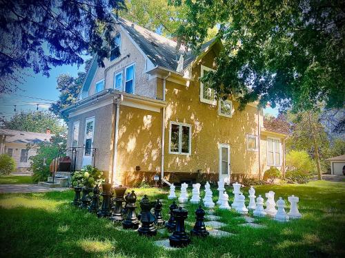 King Bed - 5 Min to MOA - 75 & 65' HDTV - Ping Pong in Richfield (MN)