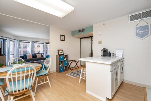 Spacious Downtown Executive Retreat - Free Parking detail