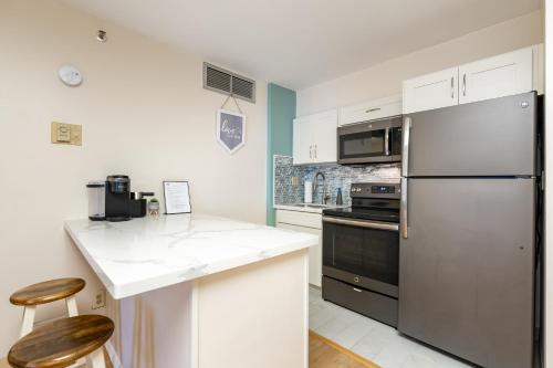 Spacious Downtown Executive Retreat - Free Parking detail
