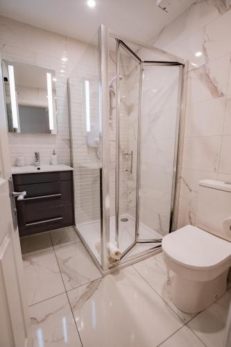 Two-Bedroom Apartment with Water View image 9