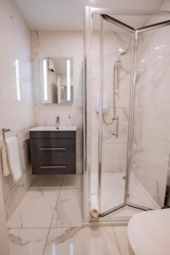 Two-Bedroom Apartment with Water View image 8