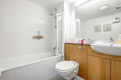 Traditional City Apt - free parking - image 5