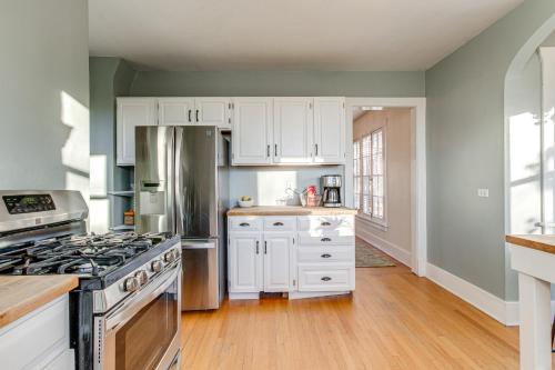 Spacious Home with Fenced Yard 6 Mi to Dtwn Denver! in 恩格爾活