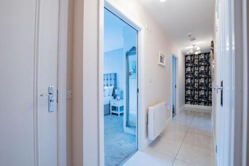 Luxury Apt with Parking - image 5