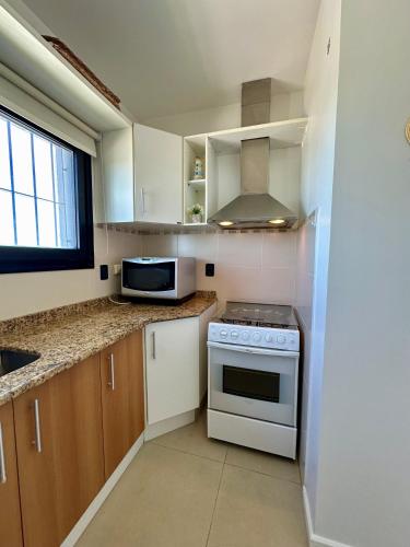 Konyha, Amplio duplex al mar en manantiales in Manantiales