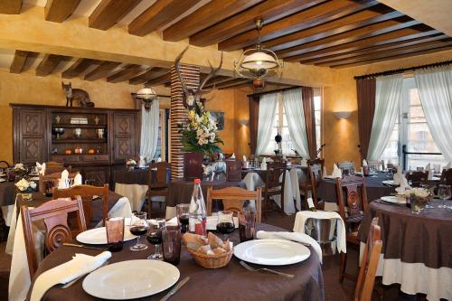 Restorāns, Logis Auberge A La Tete De Lard in Laferta Imbolta