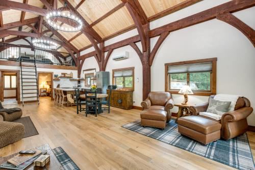 . Bear Lodge Waterfront Cabin with Level 2 EV Charger