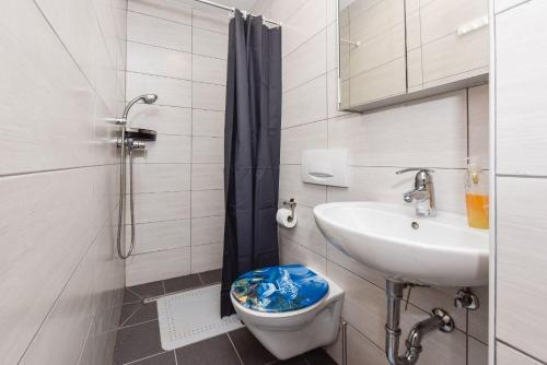 One-Bedroom Apartment with Sea View image 2