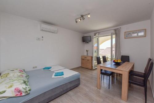 One-Bedroom Apartment with Sea View image 8