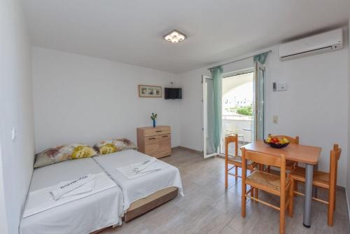 One-Bedroom Apartment with Terrace image 5