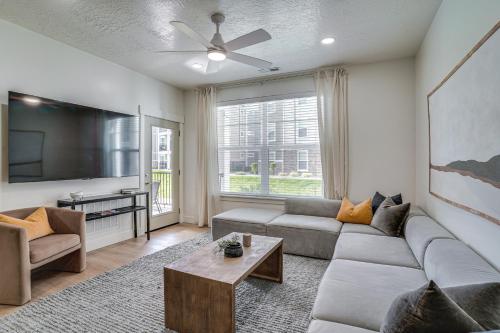 Sleek Vineyard Condo with Access to Community Pools in Vineyard, USA