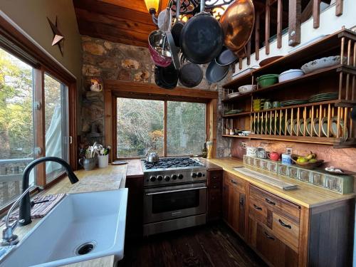 bucătărie, Wine Country Mountain Chalet Monthly Rental in Yountville